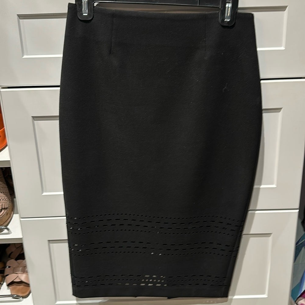 Elizabeth and James Black Pencil Skirt Size 4 pre-owned.